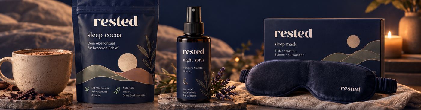 Sleep Cocoa, Night Spray und Sleep Mask von rested im Abendlicht